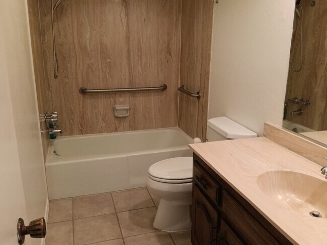 Foto del edificio - 2 Bedroom, 2 Bathroom! Lovely Home Coming Soon!