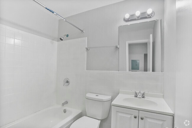 Baño de 1BR, 1BA, 692SF - Alaska Apartments