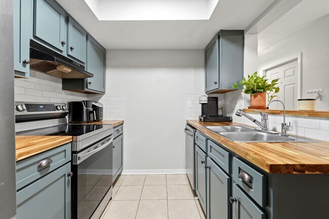 Foto del edificio - Rockwood Villa 2 bedroom 2 1/2 bath condo