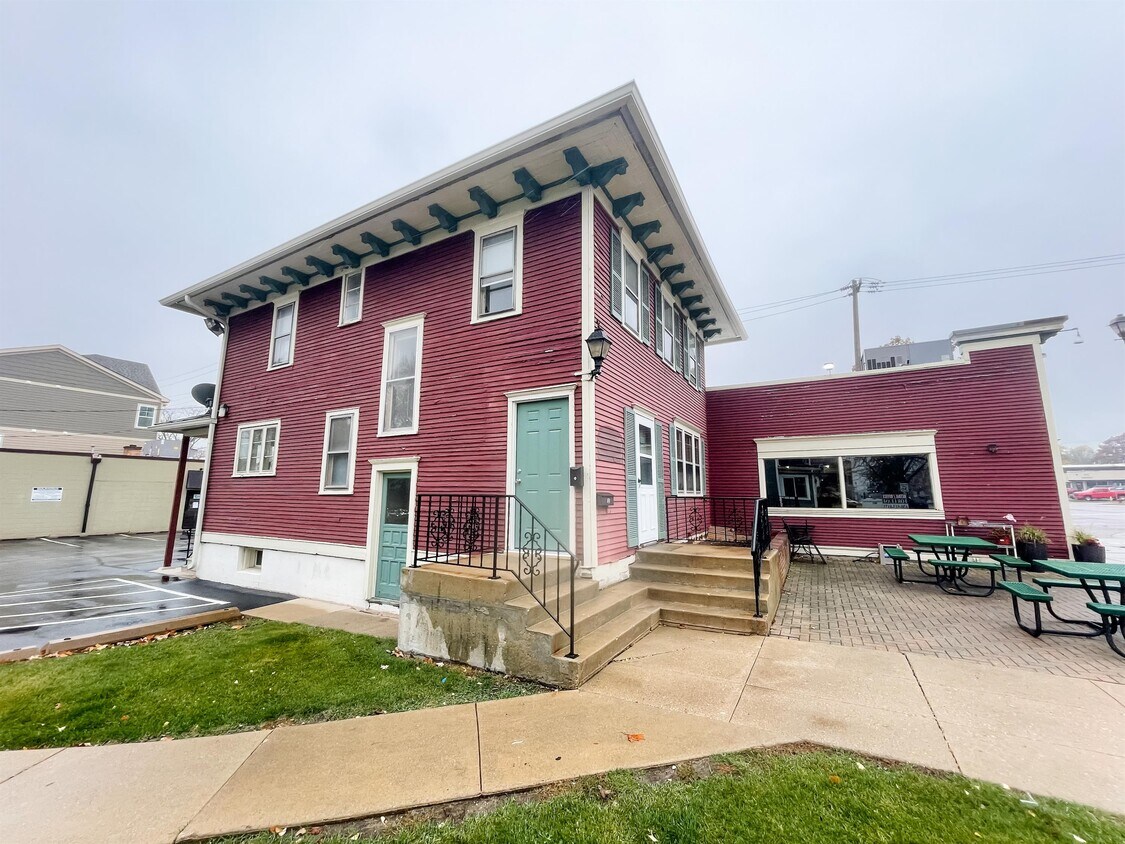Primary Photo - 628 W State St