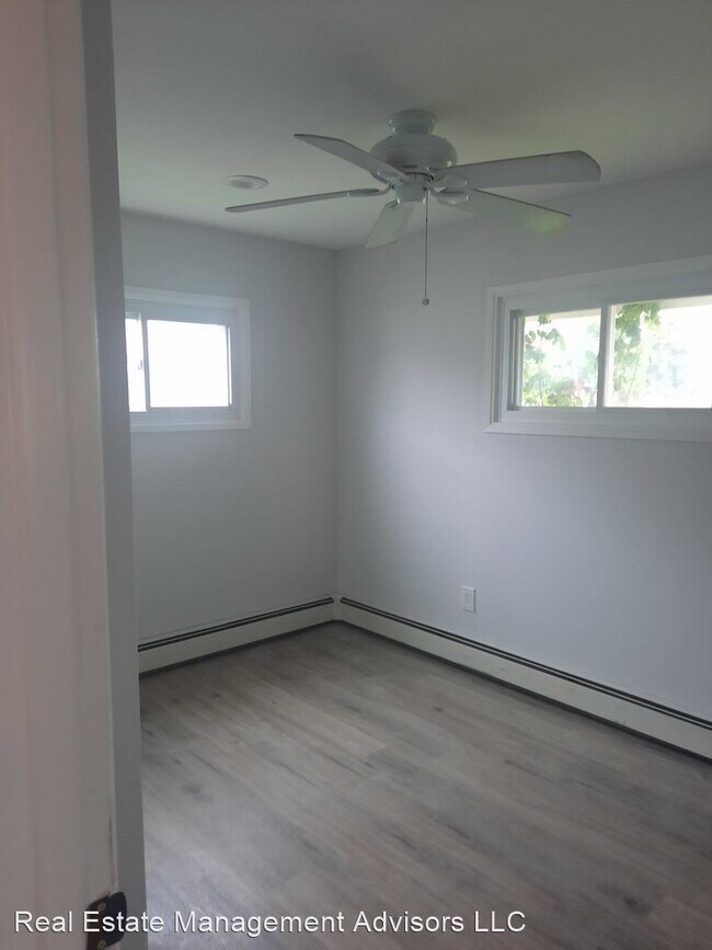 Building Photo - 16 Greenbriar Rd