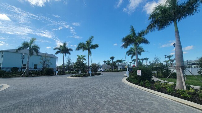 Foto del edificio - 569 Salisbury Cir