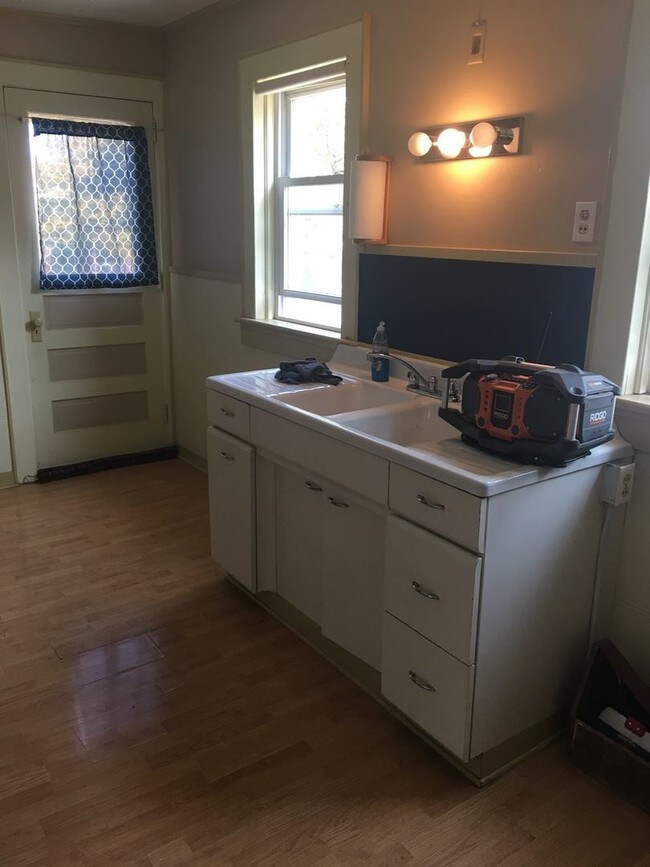Building Photo - 2 br, 1 bath House - 331 W 25th St
