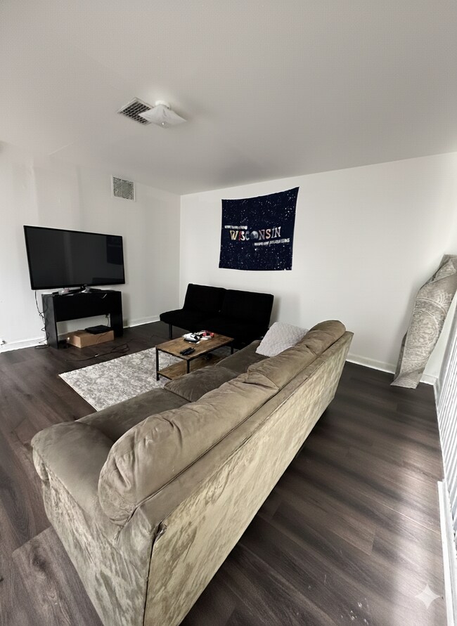 Foto del edificio - 4 Bed 1 Bath near UWEC, Water Street, and Sonnentag!