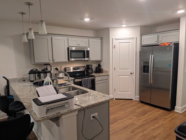 Foto del edificio - 8620 Stockdale Ave