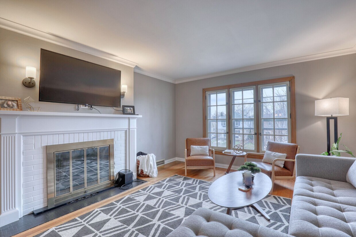 6132 W Wells St, Wauwatosa, WI 53213 Townhome Rentals in Wauwatosa WI