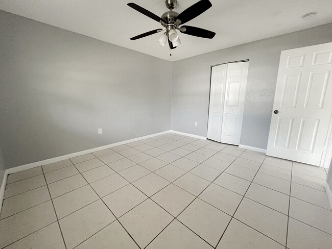Building Photo - 2/1 Duplex COMING SOON!