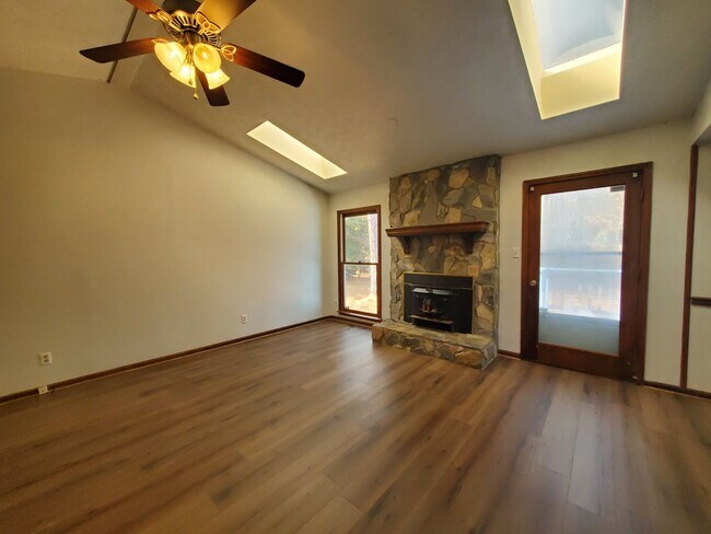 Building Photo - 1525 Mintz Ave