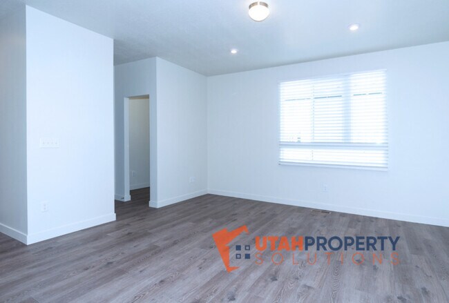 Building Photo - 1055 W 400 S