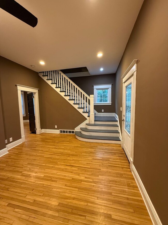 Building Photo - August lease-1207 Houston Street-$1700