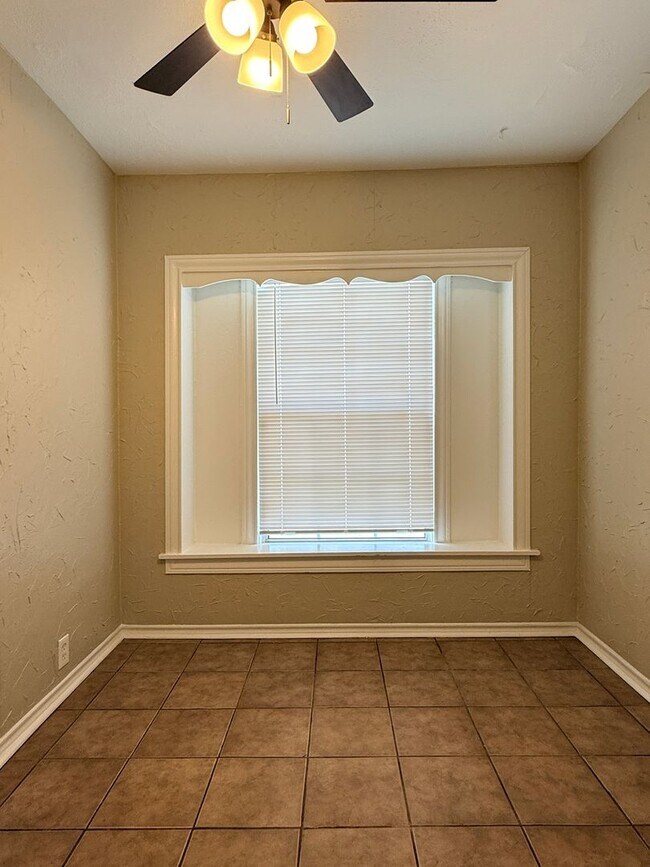 Building Photo - 1 Bedroom 1 Bath - Office Space - Large Yard