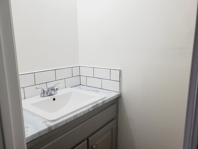 Building Photo - 520 Towergate Pl