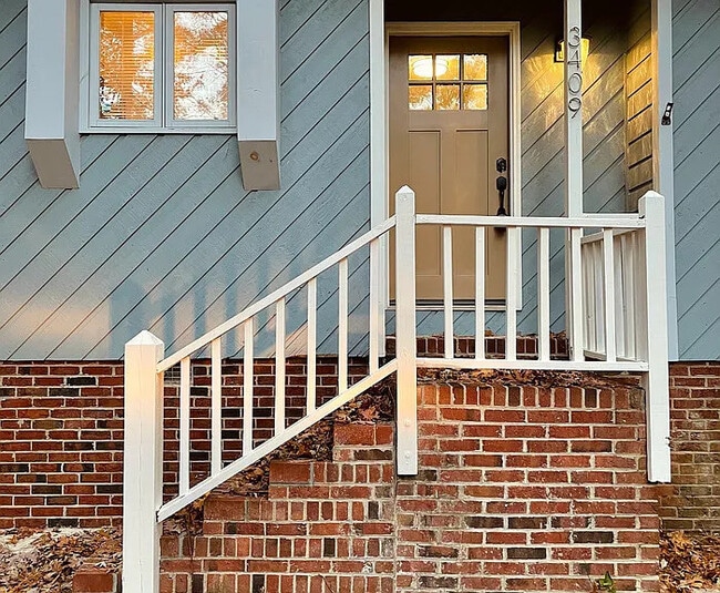 Foto del edificio - Raleigh Townhouse on Kentwood Park w/ fenced yard