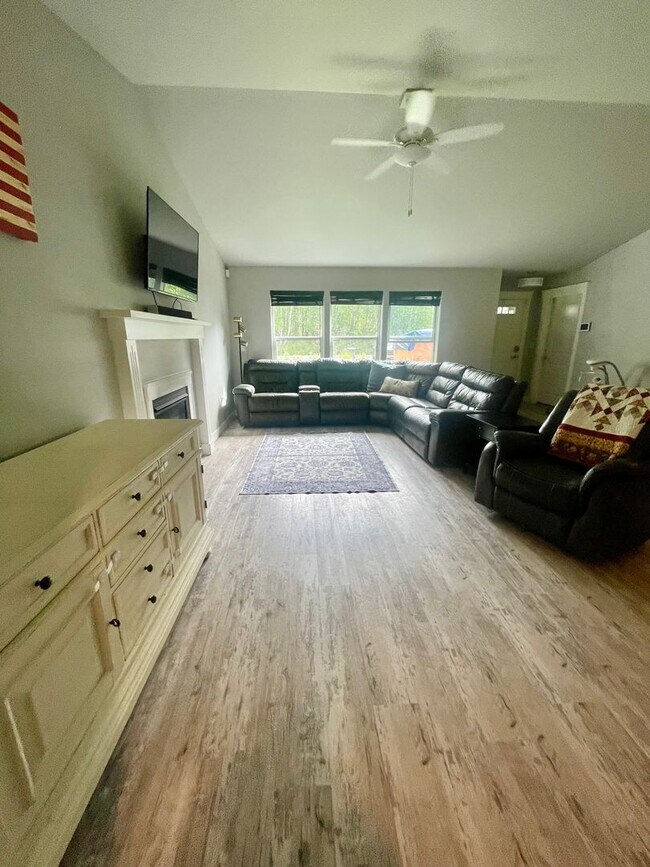 Foto del edificio - Wonderful Ranch Style home on over an acre in a great location!  3 bed/2 bath/2 car garage with a...