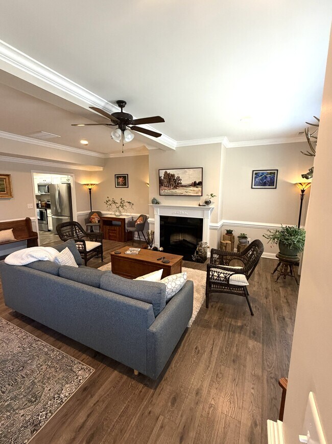 Sala de estar en la planta principal - 4198 Pickering Dr