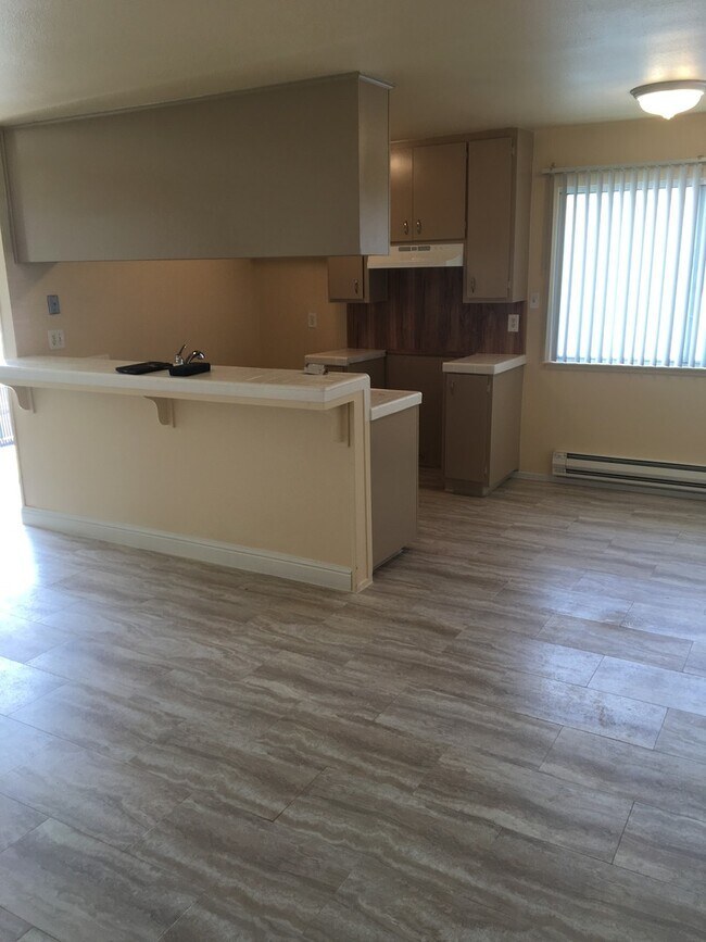 Foto del edificio - Charming 2-Bed, 1-Bath Townhome with Covered Garage – Great Location!