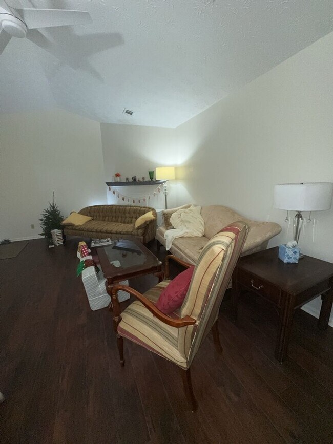 Building Photo - r1423a