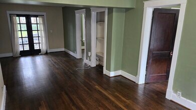 Building Photo - 1600 W 37th St