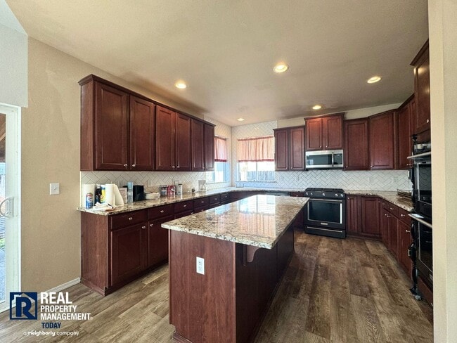 Building Photo - Spacious 4-bedroom home!