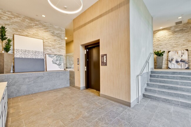 Building Photo - 2 bed 2.5 bath luxury condo