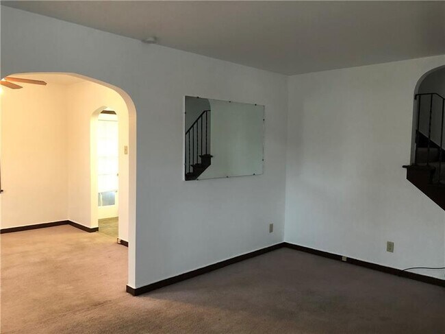 Building Photo - 213 2nd St