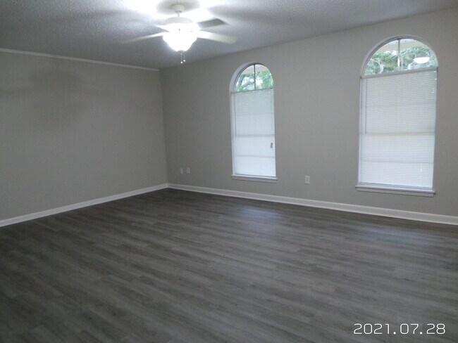 Foto del edificio - 203 E John Sims Pkwy