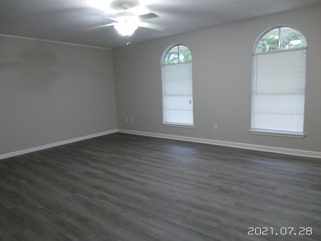 Building Photo - 203 E John Sims Pkwy