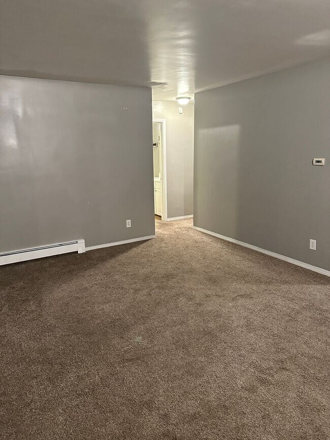Foto del edificio - 3 Bed/1 Bath - Heat included!