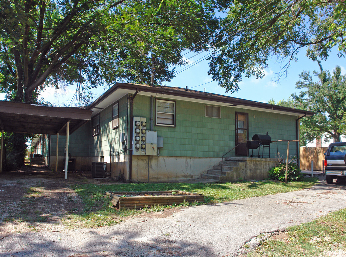 Building Photo - 1131 Elm St