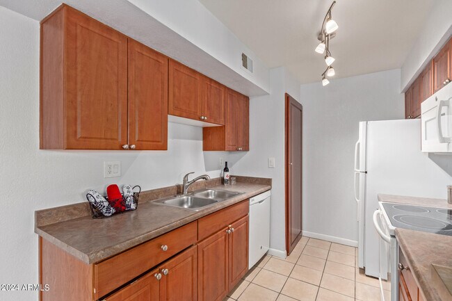 Building Photo - 5995 N 78th St