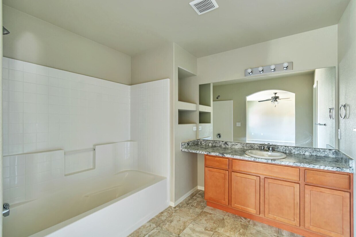 Beautiful end unit in gated Villa Mirage - Beautiful end unit in gated Villa Mirage