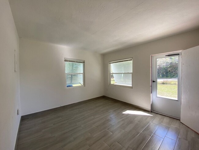 Building Photo - Affordable 1/2-duplex residence located in...