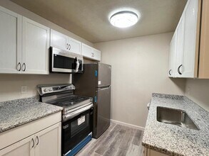 Building Photo - 124 W 9th Ave