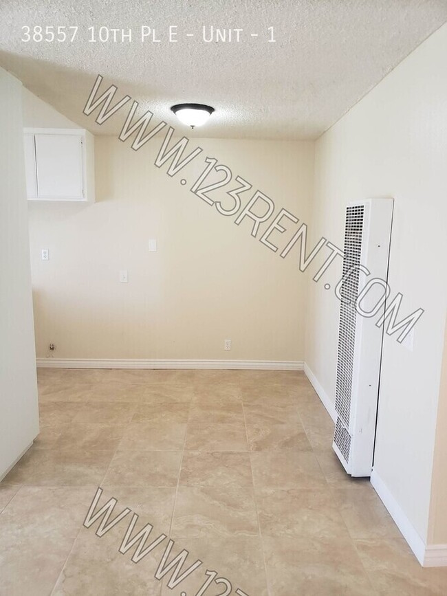 Foto del edificio - 1BD/ 1BTH 1ST FLOOR APT EAST PALMDALE