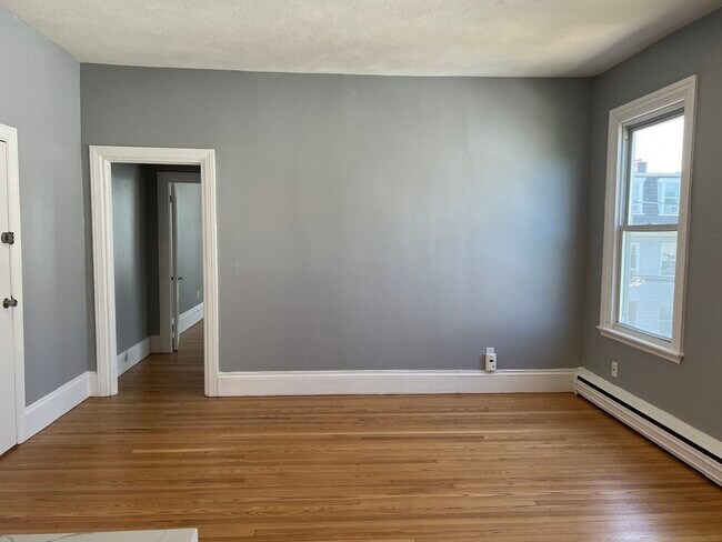 Building Photo - 121 Thorndike St