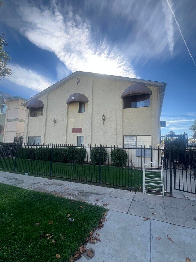 Foto del edificio - 232 W Tujunga Ave