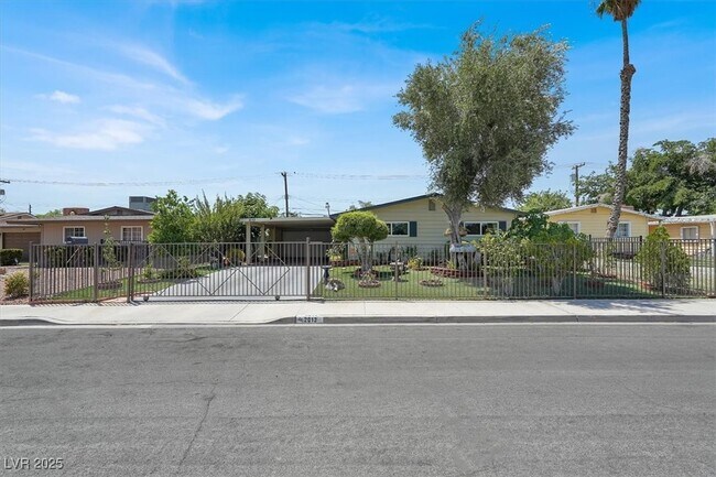Building Photo - 2013 W Fontana Ave