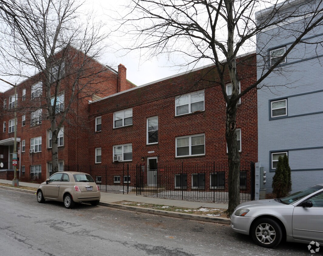 Foto del edificio - 754 Girard St NW