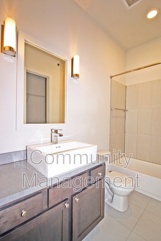 Building Photo - 333 E Boyd Dr