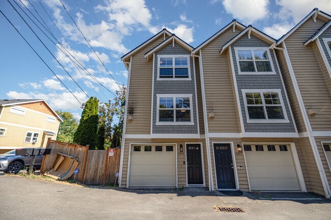 Building Photo - 4848 Railroad Ave NE