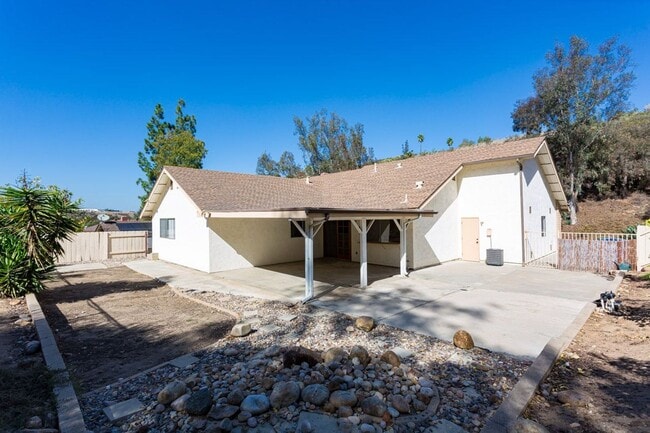 Building Photo - Traditional Home in North Fletcher Hills!