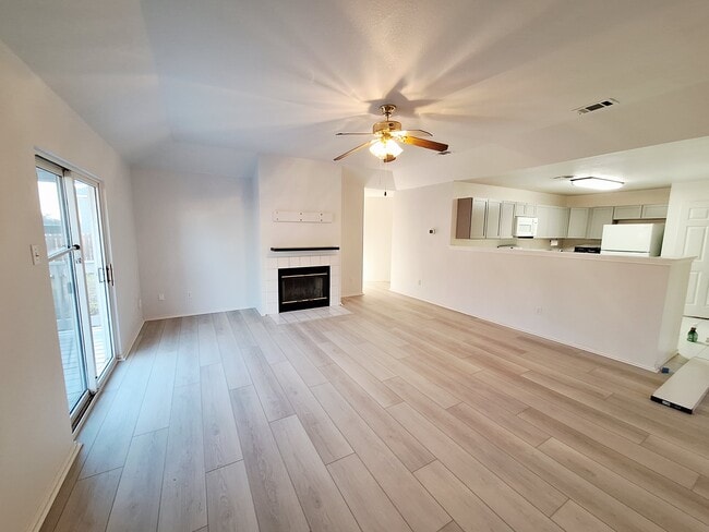 Building Photo - 804 Moon Glow Dr