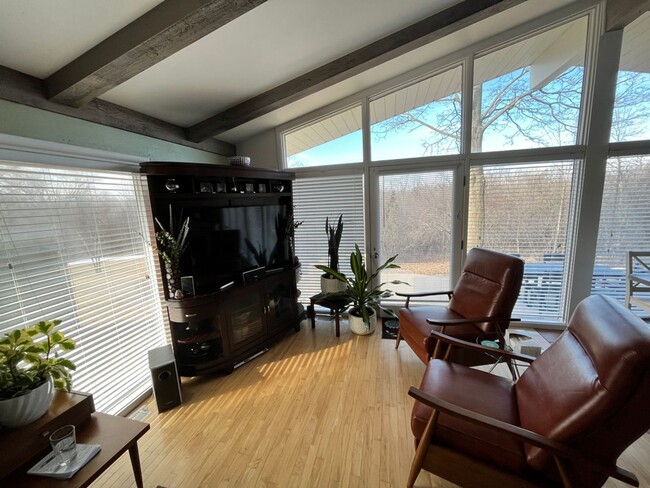 Foto del edificio - Spacious & Secluded 2BR/2BA Wauwatosa Sing...