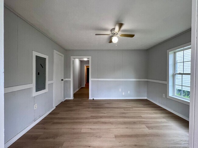 Foto del edificio - 2415 Maple Rd SE