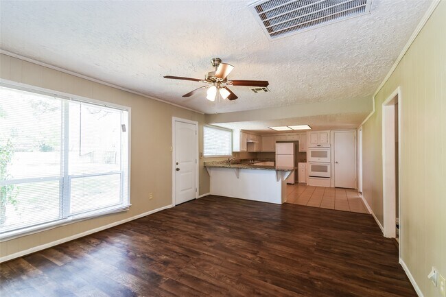 Building Photo - 2422 Hilton Head Dr