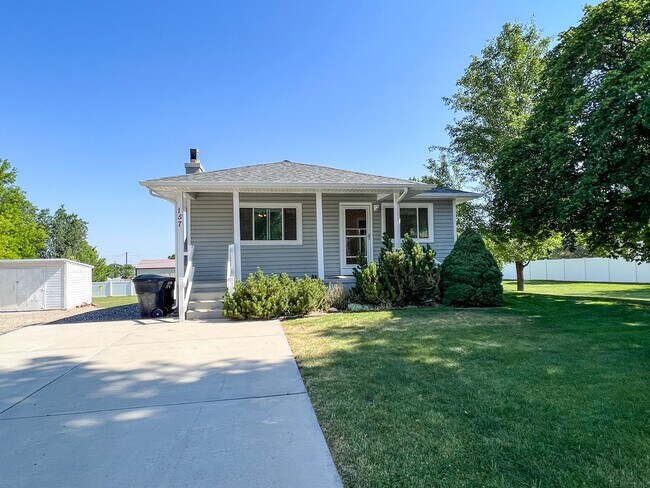 Building Photo - Charming House with spacious yard
