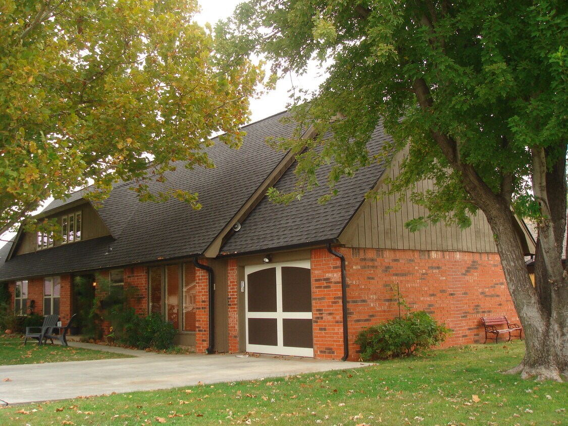 Primary Photo - 5800 N Ross Ave