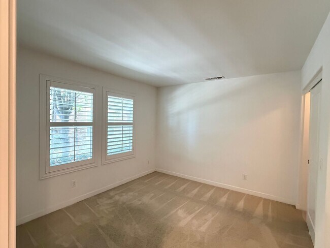 Foto del edificio - Modern, Spacious 3BR/4BA Home with Exceptional Freeway Access & Nearby Nature