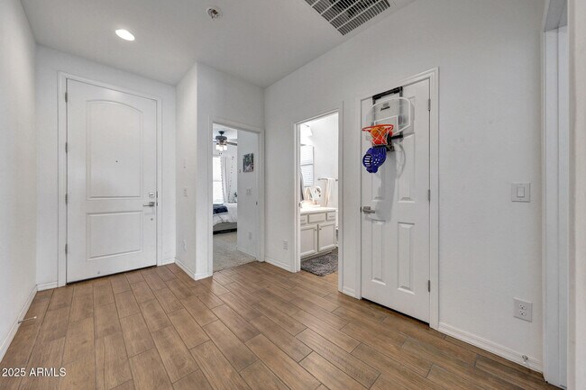 Foto del edificio - 2306 E Branham Ln