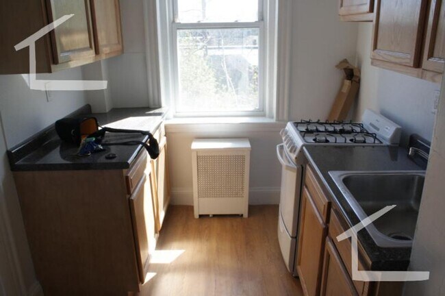 Foto del edificio - No Brokers Fee, No Security Deposit, heat, Hot Water Included, Laundry on a Site, Parking